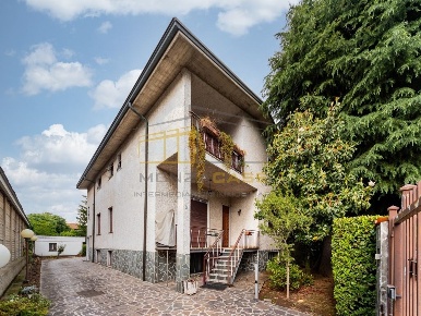 Foto Villa bifamiliare in Via Sandro Botticelli, Monza di 453 m² in vendita