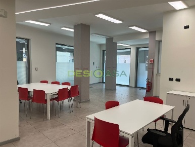 Foto Ufficio in Via Garibaldi, Desio di 260 m² con 4 locali in affitto