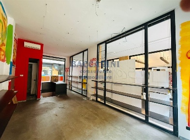 Foto Negozio in CORSO MATTEOTTI, Faenza di 70 m² con 2 locali in vendita