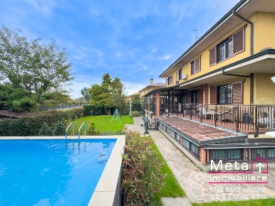 Foto Villa unifamiliare in Via XXV aprile, Tribiano Centro di 460 m²
