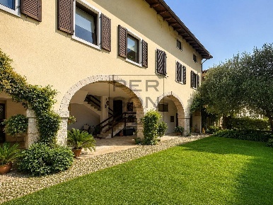 Foto Villa unifamiliare a Riva del Garda Centro di 700 m² con 10 locali