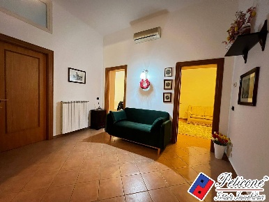 Foto Locale commerciale in Corso appio claudio, Fondi Centro di 21 m²