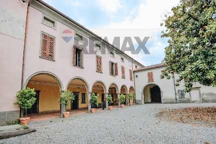 Foto Casa indipendente a Cologne Centro di 1773 m² con 20 locali in vendita