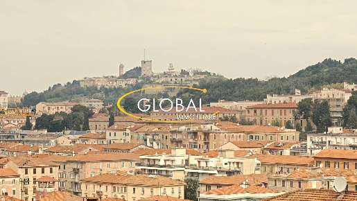 Foto Appartamento in Via Rodi, Ancona Adriatico di 140 m² con 4 locali