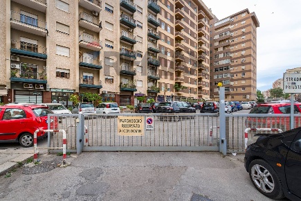 Foto Appartamento in Viale Delle Alpi 86, Palermo di 196 m² con 6 locali