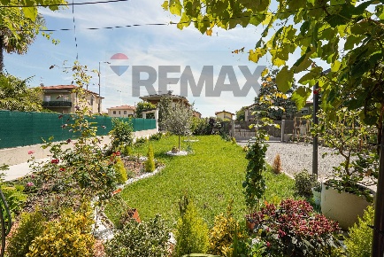 Foto Case semi ndipendenti a Dalmine Brembo, Mariano di 229 m² con 4 locali