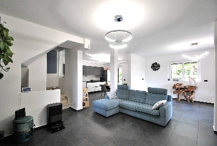 Foto Villa unifamiliare in Via Fermi 2, Vimercate Oreno, Velasca di 251 m²