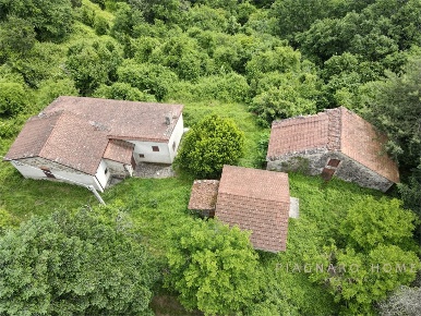 Foto Rustico a Pontremoli di 182 m² con 5 locali in vendita