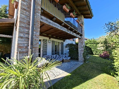 Foto Villa unifamiliare a Arona Centro di 185 m² con 5 locali in vendita