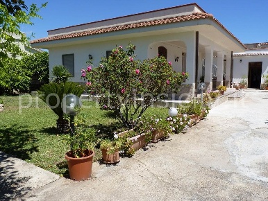 Foto Villa unifamiliare a Avola di 148 m² con 8 locali in vendita