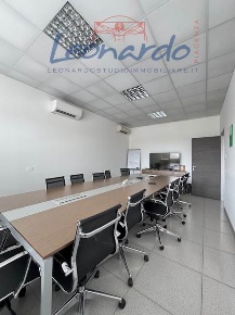 Foto Ufficio a Piacenza Le Mose - Caorsana di 650 m² con 12 locali