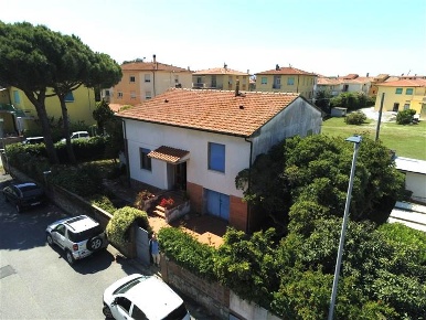 Foto Villa unifamiliare a Cecina di 196 m² con 8 locali in vendita