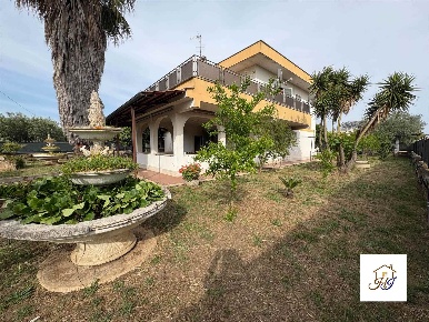 Foto Villa unifamiliare in via palombara 6a, Nettuno di 199 m² con 9 locali