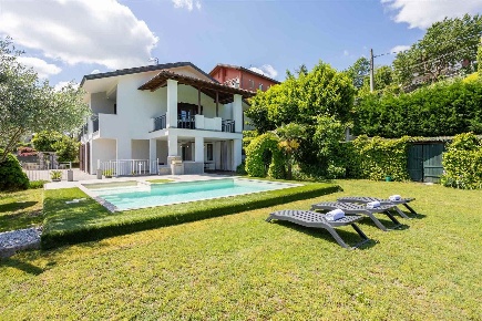 Foto Villa unifamiliare a Dormelletto di 230 m² con 11 locali in vendita