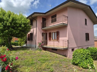 Foto Villa unifamiliare a Pianello Val Tidone di 254 m² con 5 locali