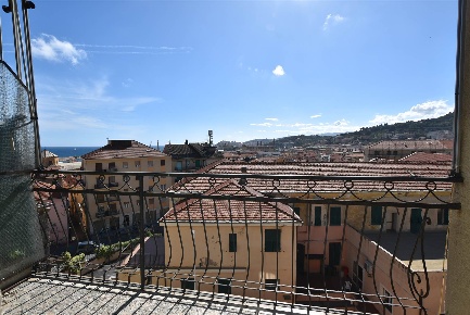 Foto Appartamento a Imperia Oneglia di 119 m² con 5 locali in vendita