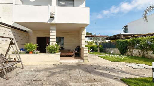 Foto Appartamento in Via Posillipo  48, Lecce San Cataldo di 100 m²