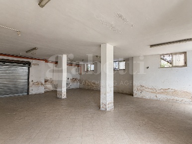 Foto Magazzino in Via Calabria 16, Acerra Centro di 214 m² con 4 locali