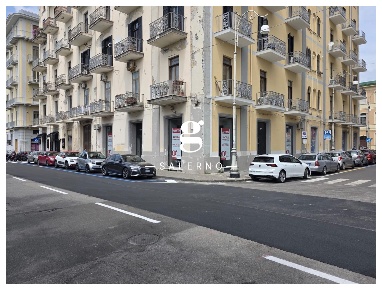 Foto Negozio in Lungomare Trieste, Salerno Centro di 230 m² con 2 locali