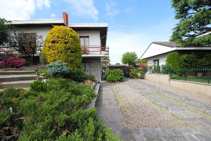 Foto Villa singola in Via Mazzini 23, Rovello Porro di 335 m² con 8 locali