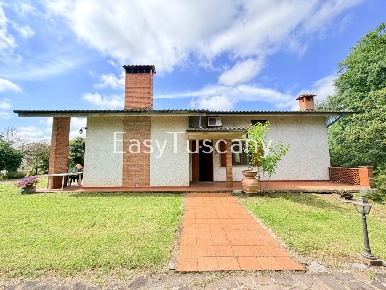 Foto Villa unifamiliare in Via della Contea, Montecarlo Centro di 300 m²
