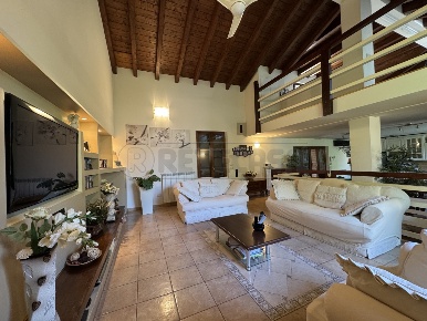 Foto Villa unifamiliare in Via Carelli, Crespiatica di 224 m² con 5 locali