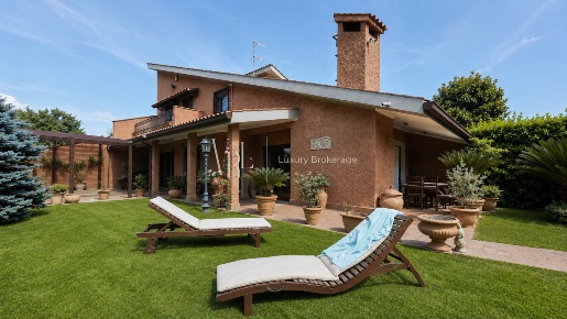 Foto Villa unifamiliare a Roma Olgiata di 400 m² in vendita