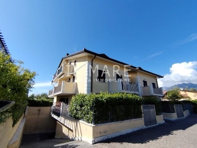 Foto Appartamento a Massa Marina di Massa Centro di 70 m² con 3 locali