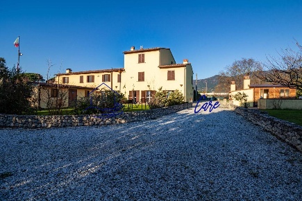 Foto Casale a Vicopisano Piana Di Noce di 300 m² con 9 locali in vendita