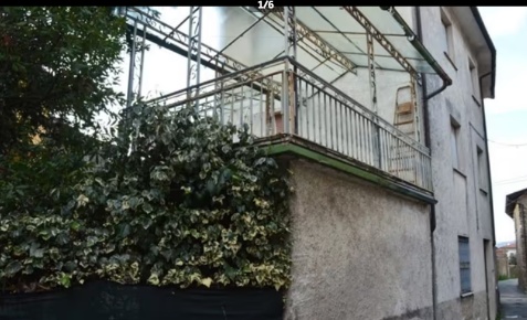 Foto Casa indipendente a Montignoso Capanne, Prato di 150 m² con 8 locali