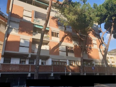 Foto Locale commerciale a Carrara Centro di 70 m² con 2 locali in vendita