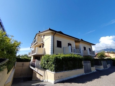 Foto Appartamento a Massa Marina di Massa Centro di 70 m² con 3 locali