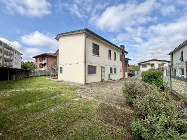 Foto Villa unifamiliare in Via Silvio Pellico 9, Binasco di 442 m²