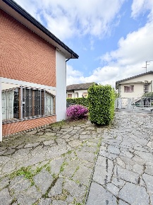 Foto Villa unifamiliare in Via Silvio Pellico 9, Binasco di 442 m²