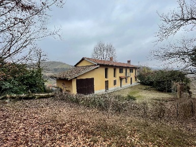 Foto Villa unifamiliare a Santo Stefano Roero con 6 locali in affitto
