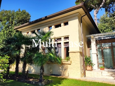 Foto Villa unifamiliare a Camaiore Lido di Camaiore di 380 m² con 12 locali