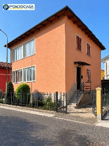 Foto Case semi ndipendenti a Cairo Montenotte Centro di 137 m² con 6 locali