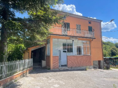 Foto Casa indipendente in Mulino Avenale, Genga di 160 m² con 9 locali
