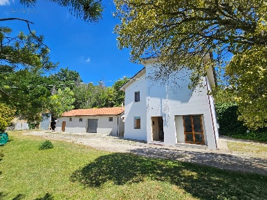 Foto Rustico in Contrada Crocefisso 11/12, Carassai di 350 m² con 5 locali