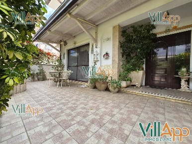 Foto Villa unifamiliare in Via Malta 20, Fondi Centro di 190 m² in vendita
