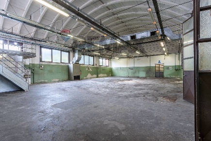 Foto Locale commerciale in via piave, Besana in Brianza di 720 m²