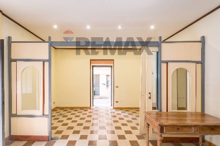 Foto Locale commerciale in Via Carini 39, Palermo di 61 m² con 2 locali