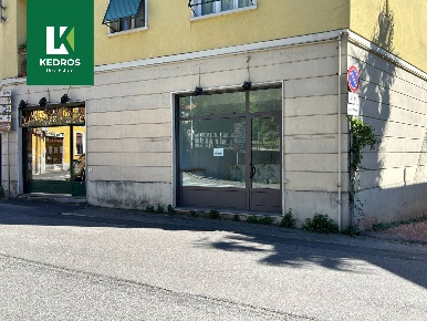 Foto Locale commerciale in Viale Sant'Antonio 73, Varese Casbeno di 35 m²
