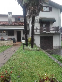 Foto Villa unifamiliare in via Kennedy, Suisio di 350 m² con 6 locali