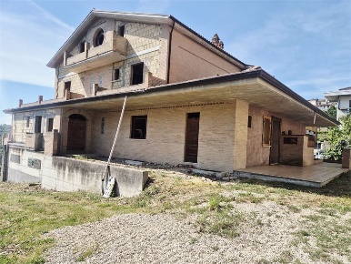 Foto Villa unifamiliare a Castilenti Centro di 1350 m² con 20 locali