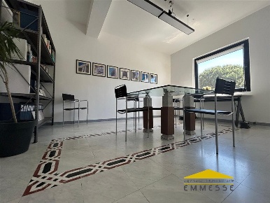 Foto Ufficio a Massa Zona Industriale di 120 m² con 5 locali in vendita