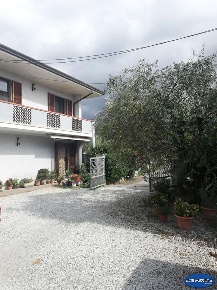 Foto Casa indipendente a Pietrasanta di 218 m² con 7 locali in vendita