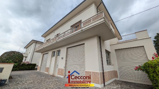 Foto Casa indipendente a Cerreto Guidi di 300 m² con 10 locali in vendita