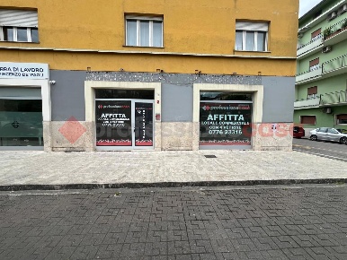 Foto Negozio in Corso della Repubblica 216, Cassino Centro di 130 m²