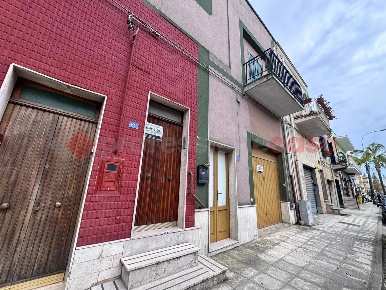 Foto Casa indipendente in Via UMBERTO I 58-60, Pulsano Centro di 237 m²